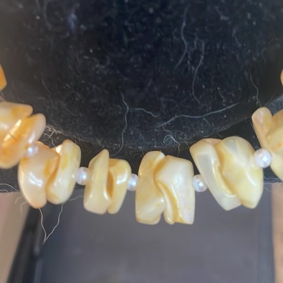 Vintage mother of pearl  Elegant Cream Shell chip Necklace - Picture 3 of 4